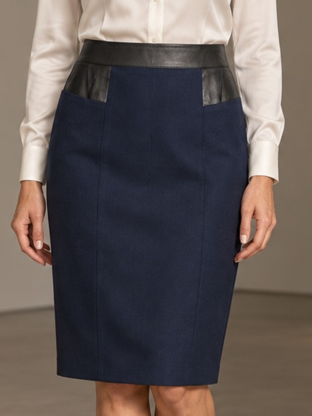 Akris Punto Deep Navy Mini Pencil Skirt with Black Leather Accents Sz. 12